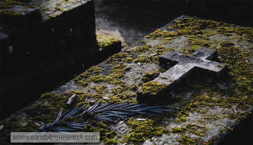 Grave at Père Lachaise Cemetery in Paris, France (Photo by Kenny Orr)